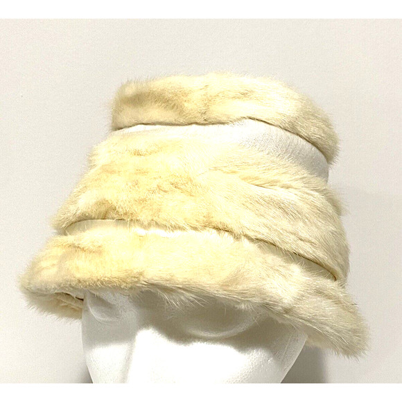 Vintage Pillbox Hat Creamy White Fur & Grosgrain 1960s by LORA union made label - Picture 1 of 9